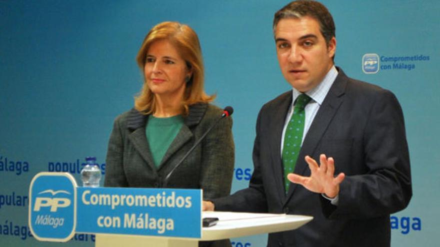 Elías Bendodo comparece junto a Esperanza Oña.