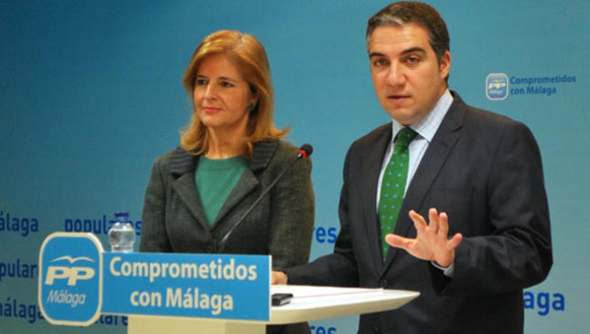 Elías Bendodo comparece junto a Esperanza Oña.