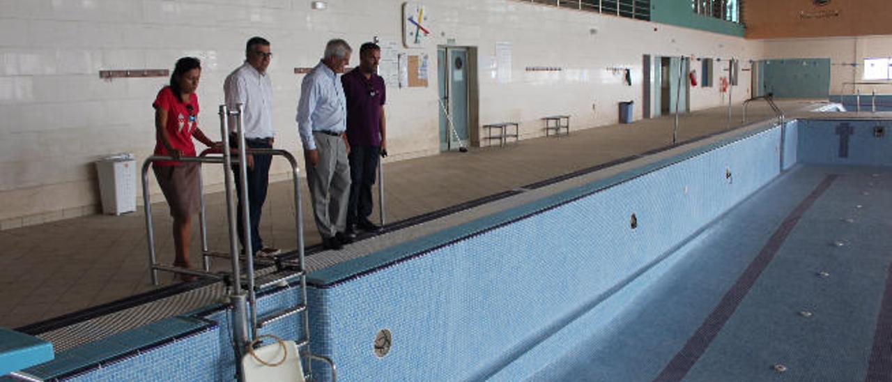 El Grupo de Gobierno durante una visita a las obras de mejora de la piscina municipal.