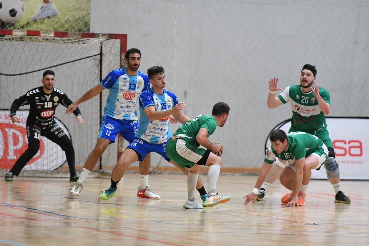 Palomeque y Cabello en una acción defensiva ante el Bordils