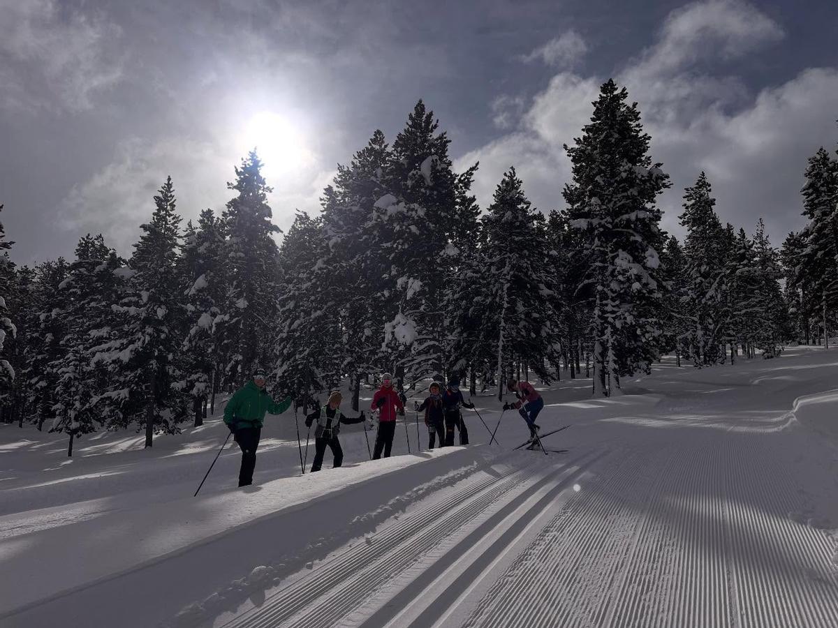Esquiadors a l'estació de Lles de Cerdanya