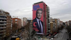 La pancarta electoral de Laporta junto al Bernabéu.