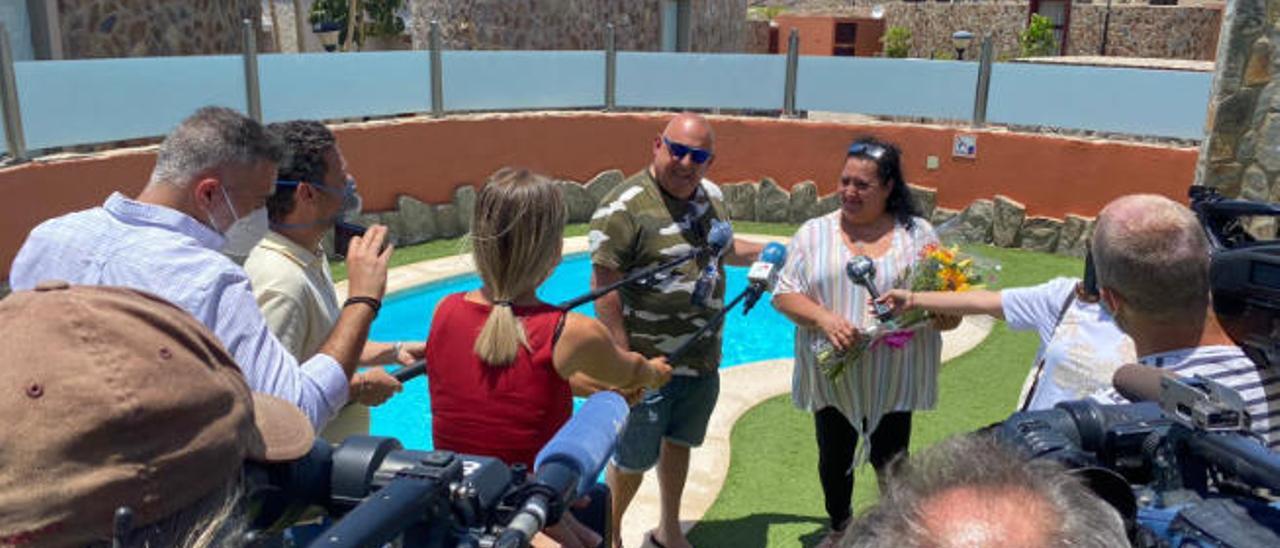 El Grupo Anfi recibió ayer a sus primeros clientes de la desescalada. La familia García se alojan en Anfi Tauro, un grupo de villas cuyas reservas, señala la empresa, han comenzado a buen ritmo impulsadas por el turismo interior.