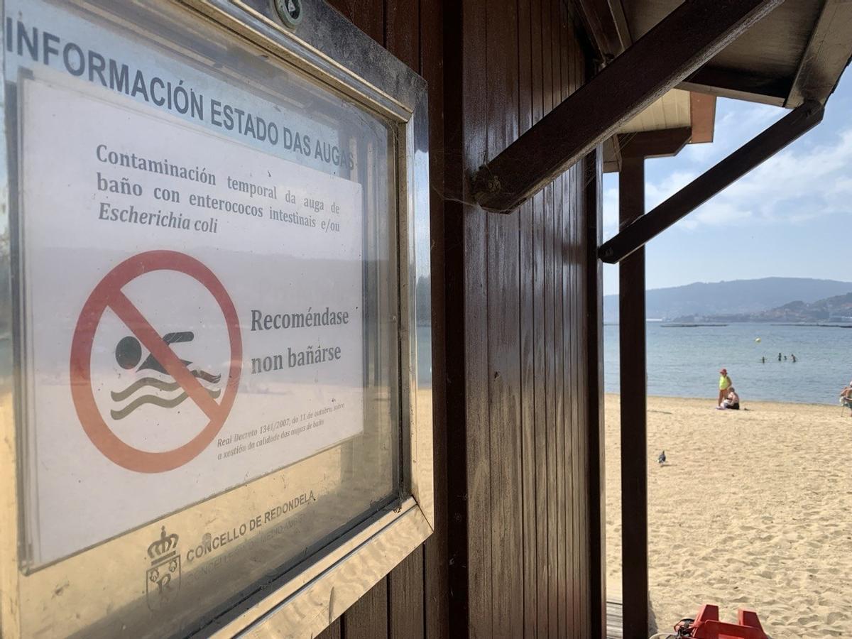 Cartel en el que se desaconseja el baño a los usuarios.