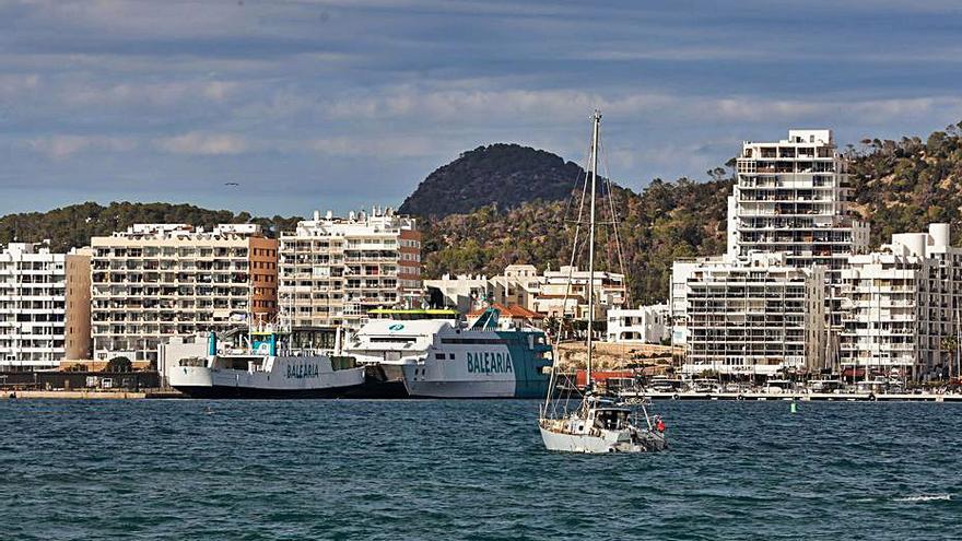 Imagen de archico de ferrys amarrados en Sant Antoni.