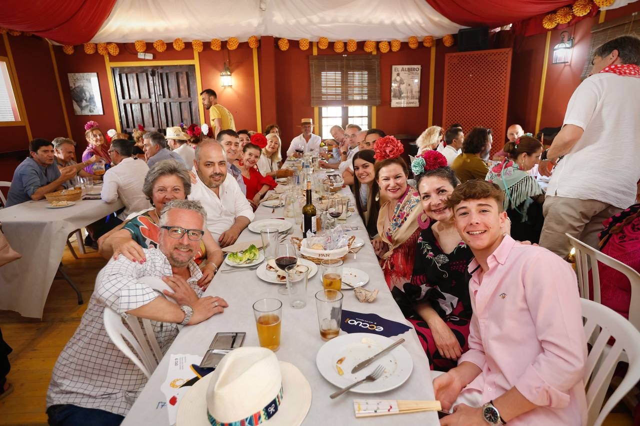 La Feria entra en calor con todas las mesas llenas