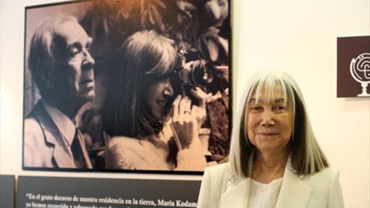 María Kodama, ante una de las fotografías que se muestran en la exposición de la Biblioteca Jaume Fuster.