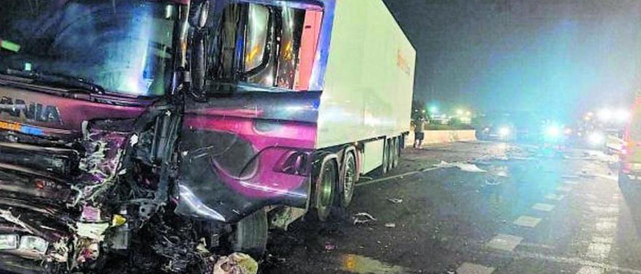 Imagen del peor siniestro del año, tres jóvenes fallecidos en la colisión de un coche y un camión