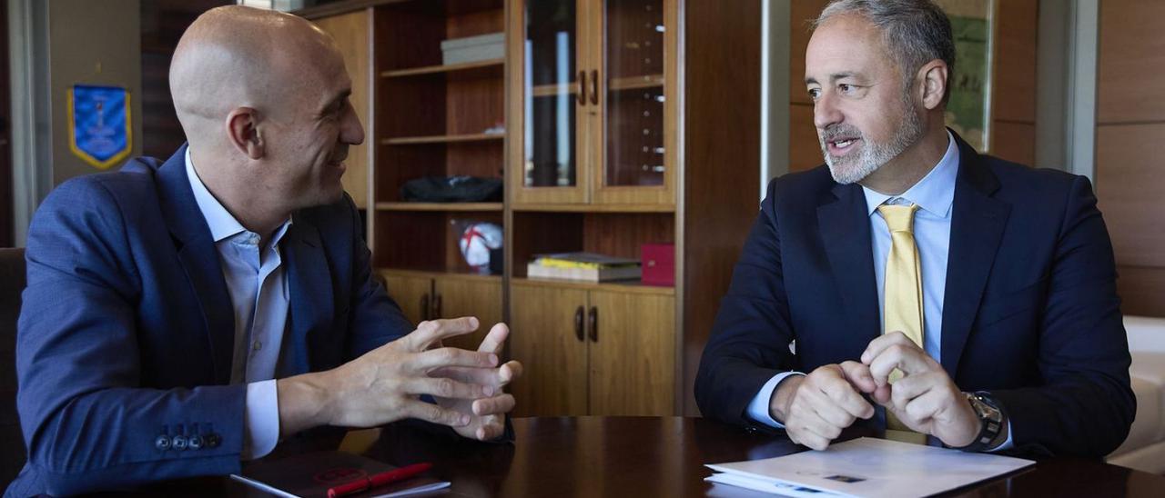 Luis Rubiales -izquierda- y Francisco Castellano, durante la presentación de la solicitud de Gran Canaria para ser sede. | | LP/DLP