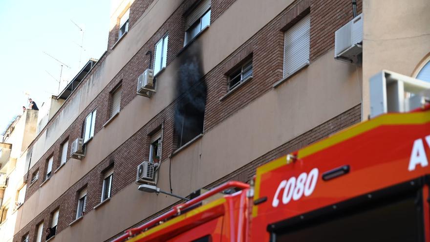 Así se veía el incendio en una vivienda de Badajoz