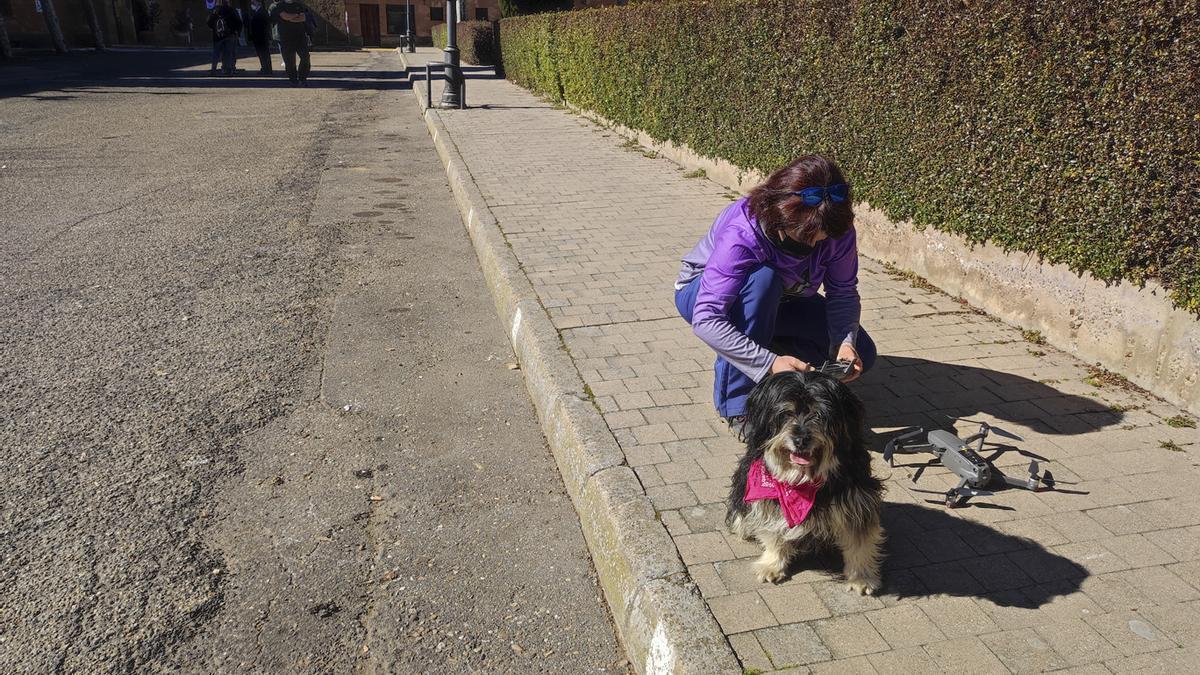 La arqueóloga Esperanza Martín prepara un dron para tomar imágenes de la Mota.