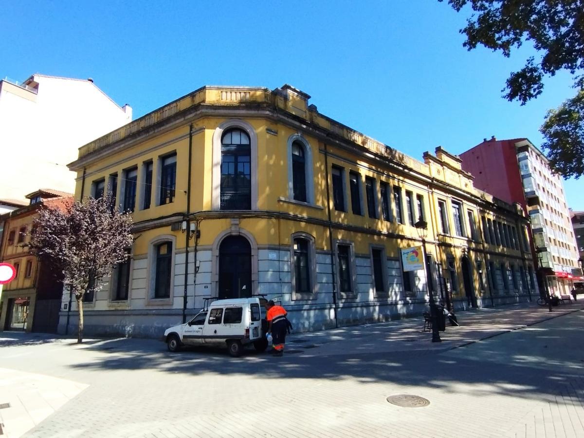El edificio del antiguo colegio de La Salle en La Felguera, propiedad de Duro.