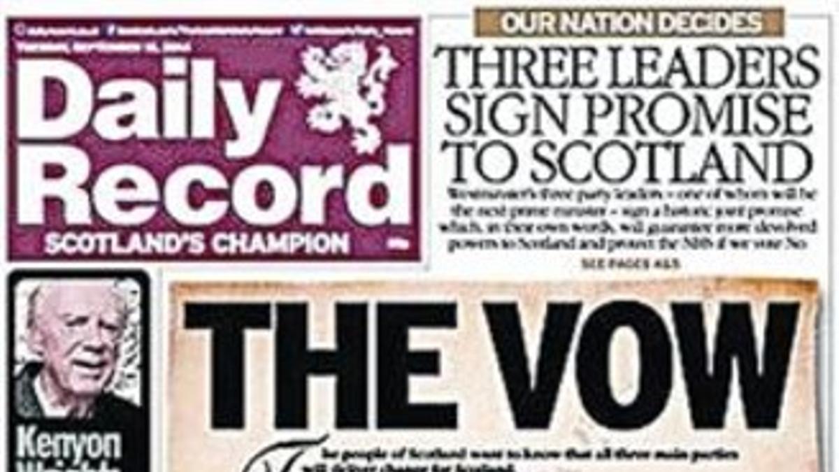 LA PROMESA 3 El diario 'Daily Record' con el documento y las firmas de los líderes británicos en la portada.