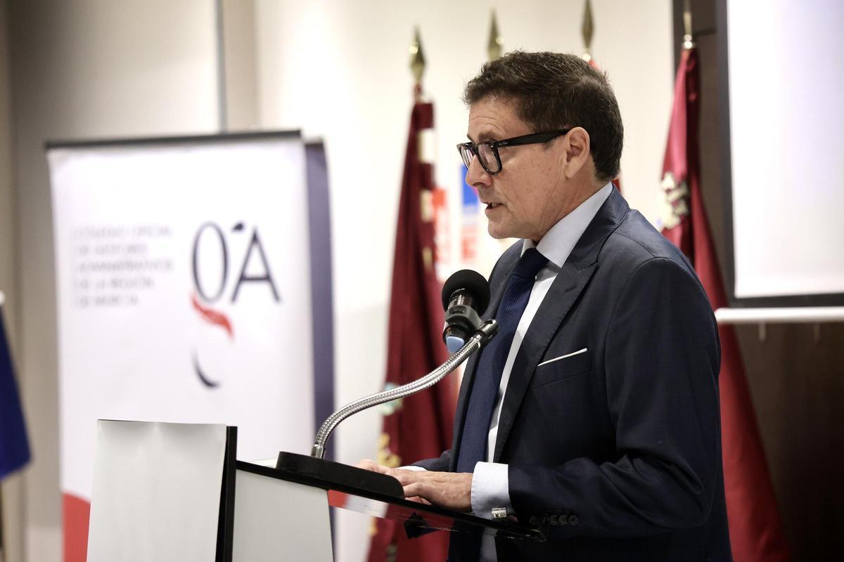 El presidente del Colegio de Gestores de Murcia, José Pérez de las Bacas y Vacas, durante su discurso.