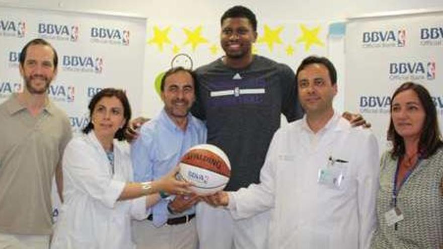 Rudy Gay visita el Materno