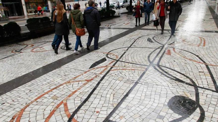 un mosaico que forma parte de la ciudad. La obra de Antonio Suárez en el paseo de los Álamos es una de las más conocidas de Oviedo. Por ella pasean a diario cientos de personas, como muestra la imagen de ayer.