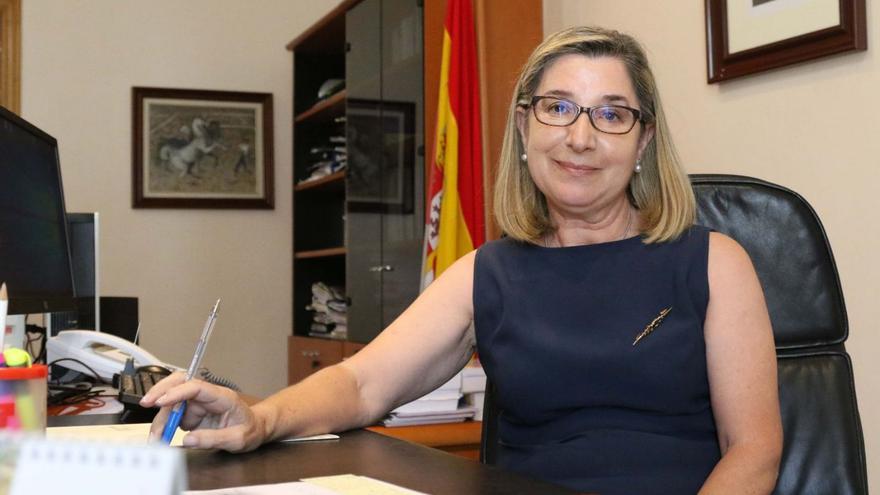 Teresa Peral, directora provincial de la Seguridad Social, en su despacho. | Jose Luis Fernández (Archivo)