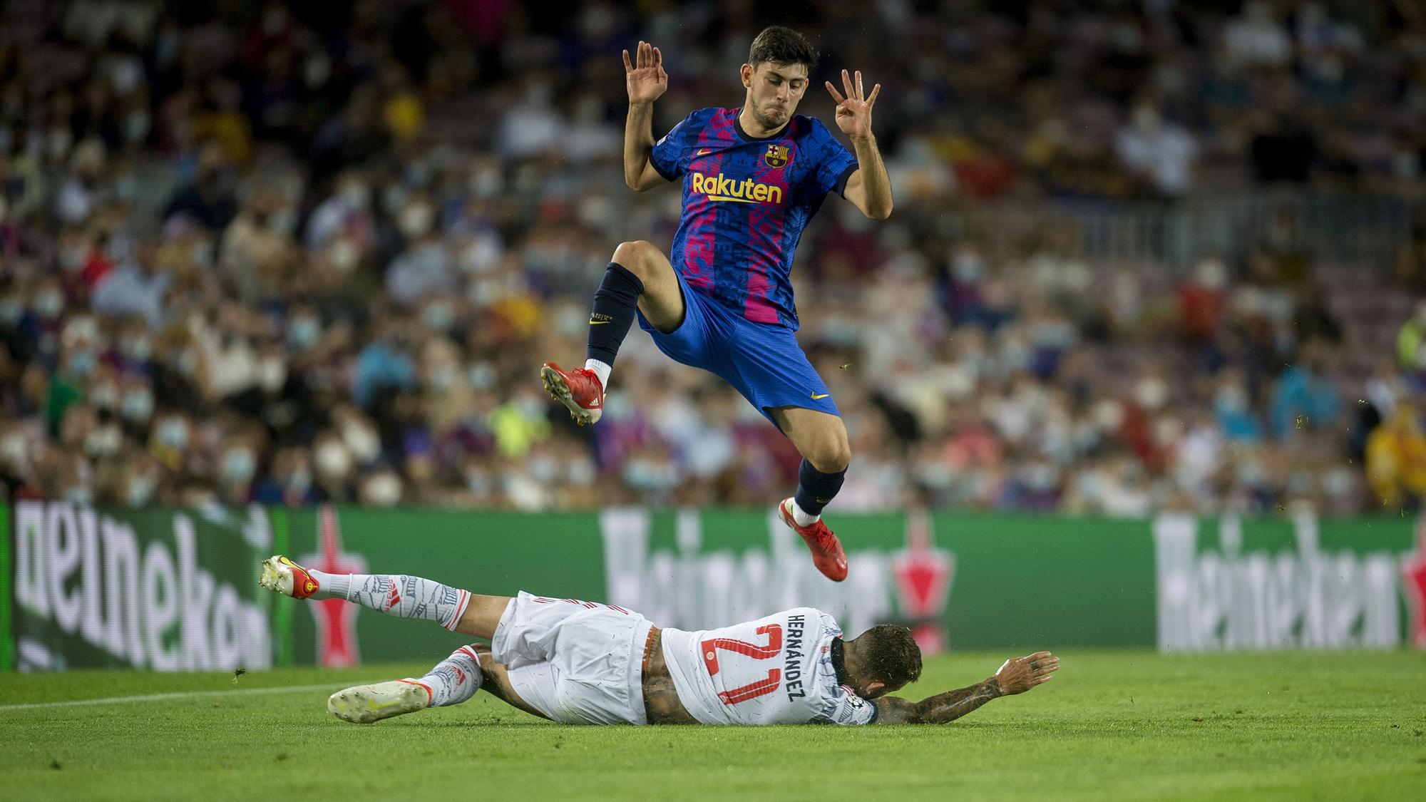 Hernández frena el avance de Demir.