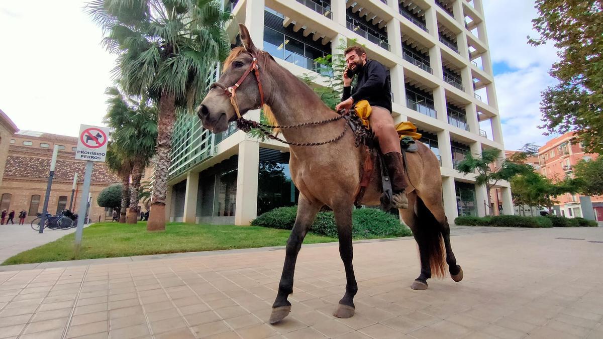 Un ganadero de Tous llega a la Ciudad Administrativa a caballo para pedir que dejen a sus animales pastar