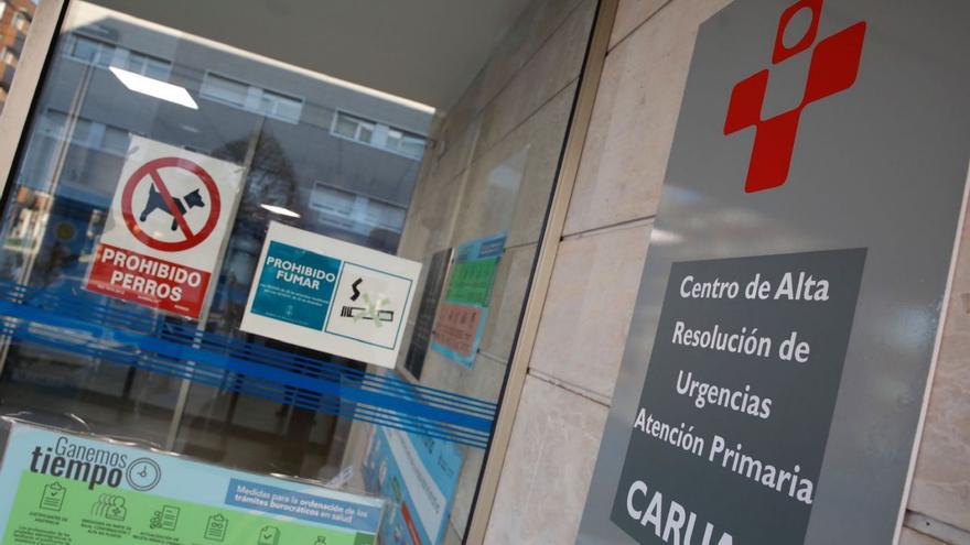 Rótulo del centro de salud de Roces-Montevil con el nuevo modelo de Caruap. | Ángel González