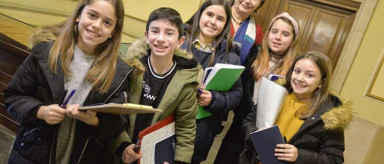 Por la izquierda, Eva González, Javier Montilla, Naiara Gómez, Paula Roch y Lola Arias, ayer, con Mariví Monteserín.