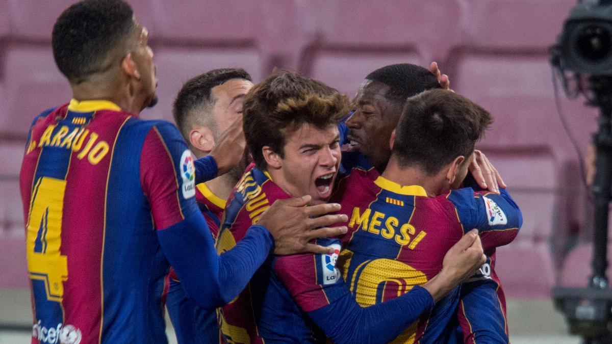 Dembélé recibe las felicitaciones de sus compañeros tras marcar el gol de la victoria sobre el Valladolid.