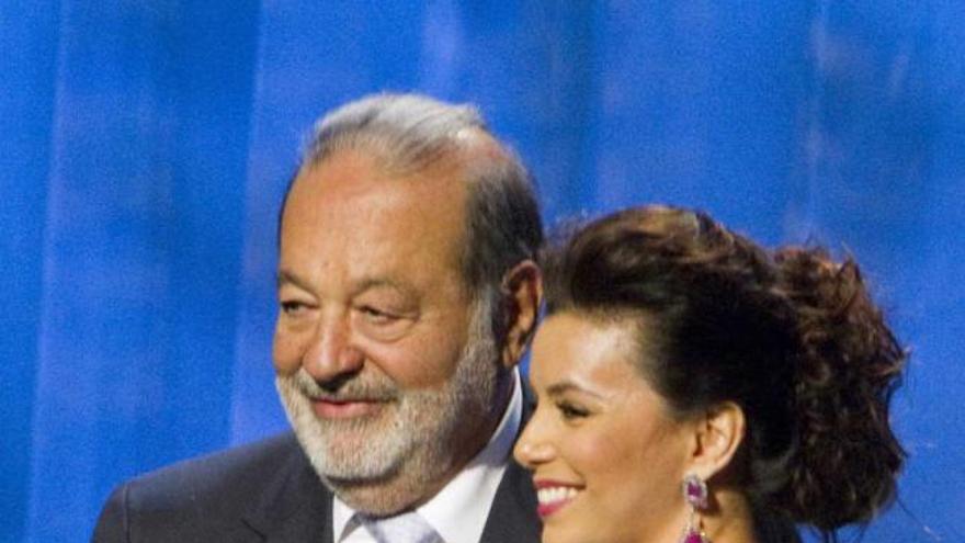 Carlos Slim recibe el premio de manos de Eva Longoria.