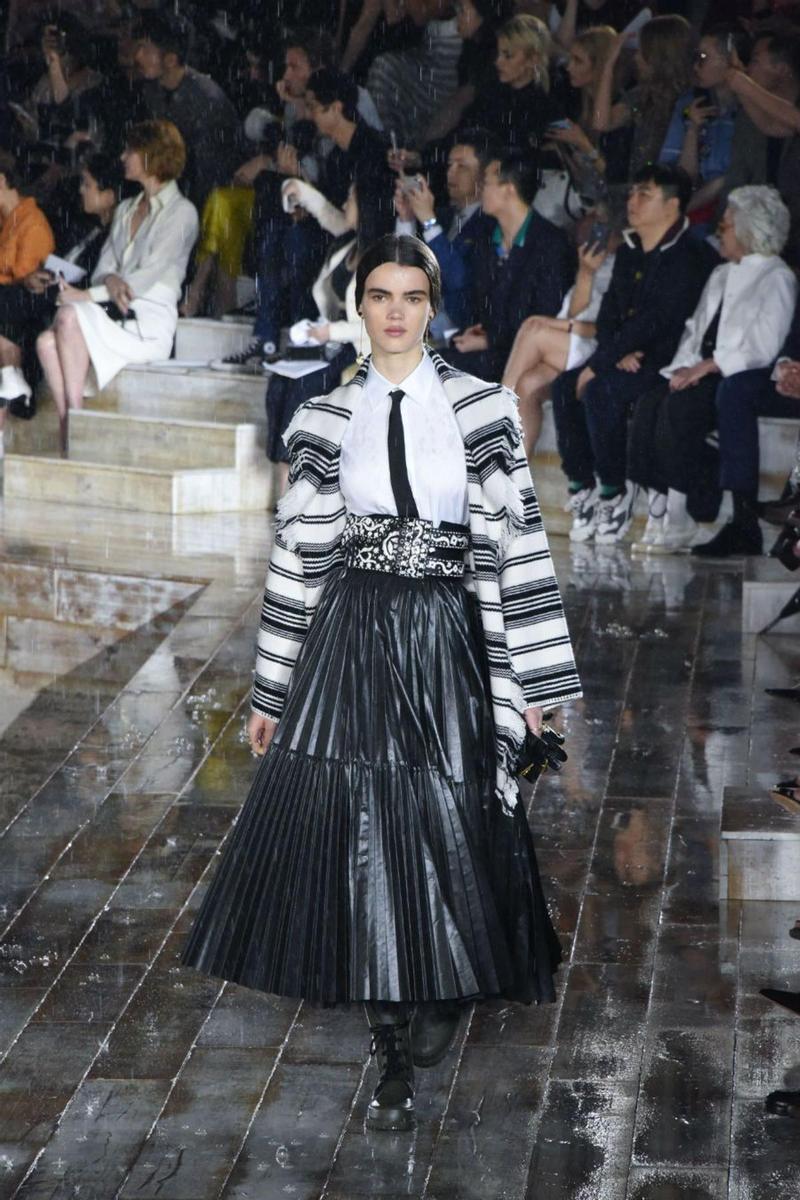 Camisa blanca y falda plisada negra de la colección crucero de Dior 2019