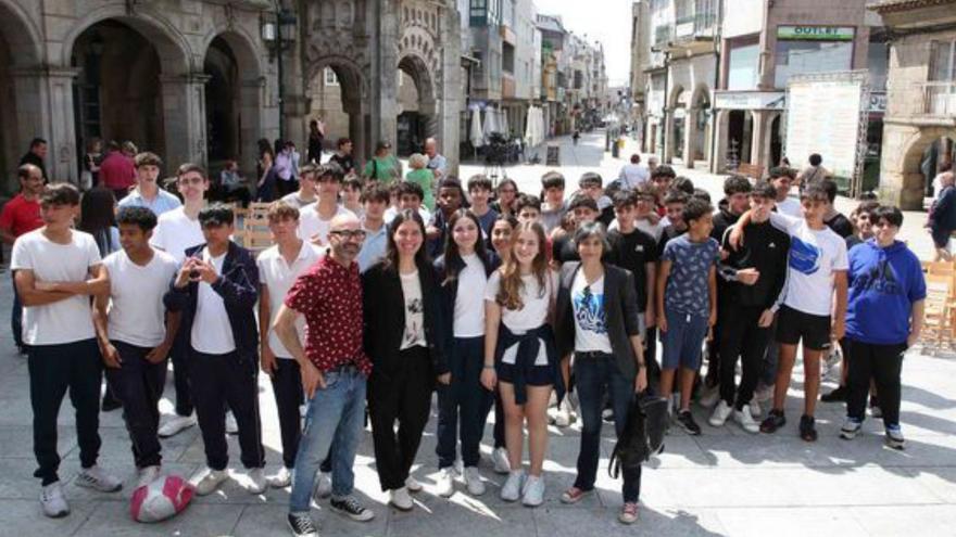 La investigadora Concha Monje abre la primera muestra de ciencia en la calle de Porriño