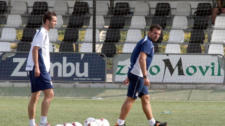 El entrenador, Pato,durante una sesiónde trabajo con el FC Cartagena