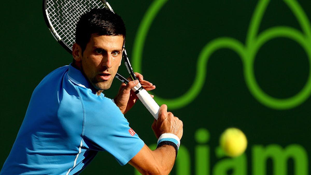 Novak Djokovic devuelve una bola a Steve Darcis, en un momento del partido de tercera ronda del Master 1.000 de Miami
