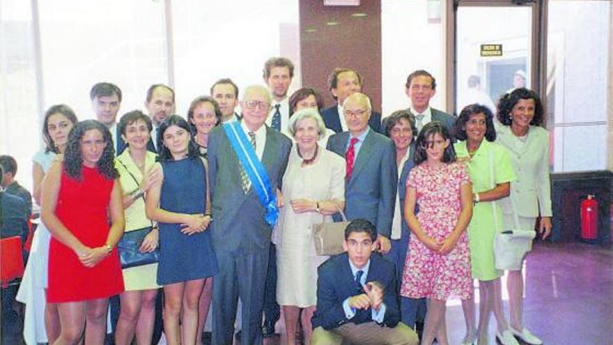 Ignacio Larramendi, con su mujer, Lourdes Martínez, sus nueve hijos y familia política tras la ceremonia de entrega de la gran cruz de la Orden del Mérito Civil en 1998.