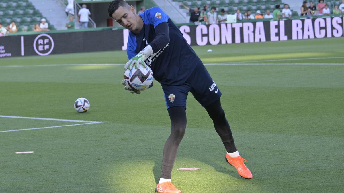 Edgar Badia calentando en el último partido del Elche CF ante el Cádiz