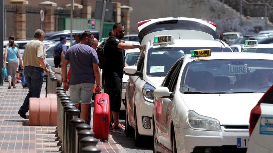 Taxis recogen viajeros a la salida de la estación de tren de Cartagena.