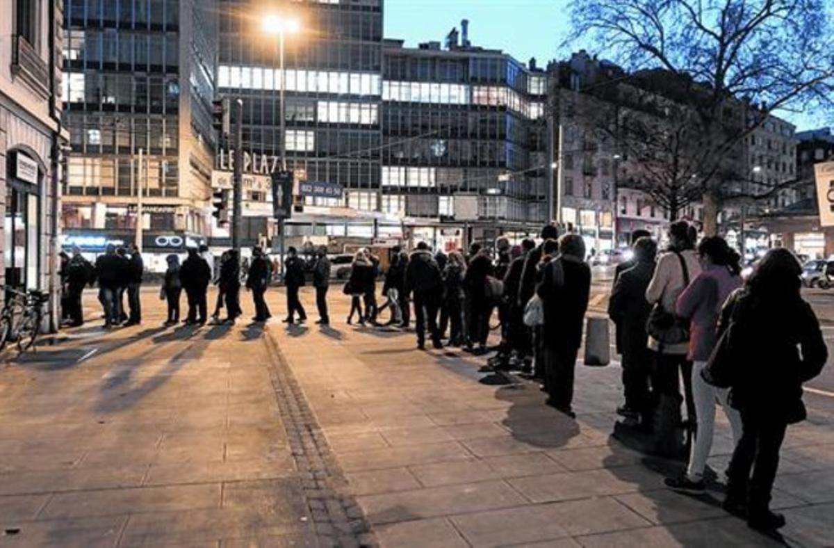 Cues en una oficina de canvi de divises a Ginebra després de conèixer-se la liberalització del tipus de canvi del franc suís davant l’euro. Cues en una oficina de canvi de divises a Ginebra després de conèixer-se la liberalització del tipus de canvi del franc suís davant l’euro.