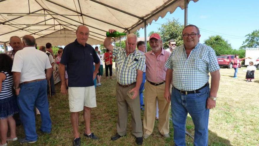 José Vicente Escribano, José Luis Ruisoto, Manuel Alonso y José Manuel, bebiendo unos culetes.