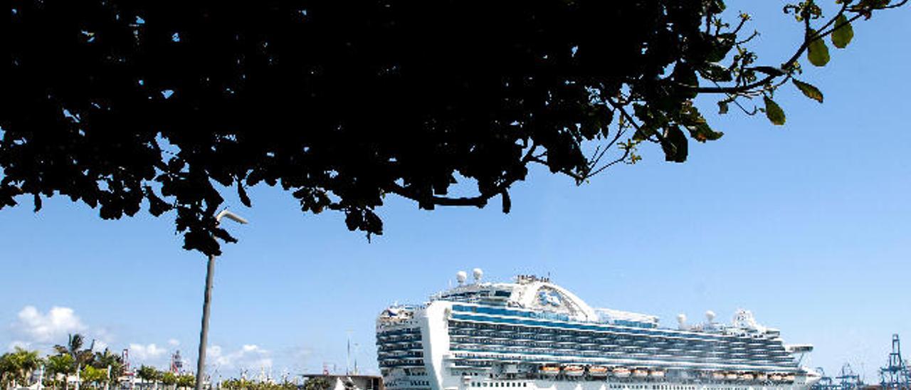 El &#039;Emerald Princess&#039;, atracado en el Muelle Santa Catalina.