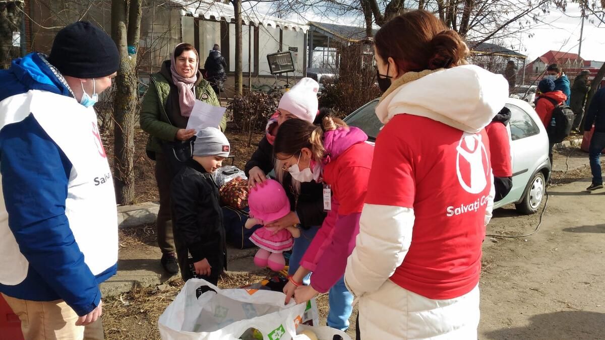 Niños y niñas y sus familias reciben ayuda de Save the Children en Rumanía.