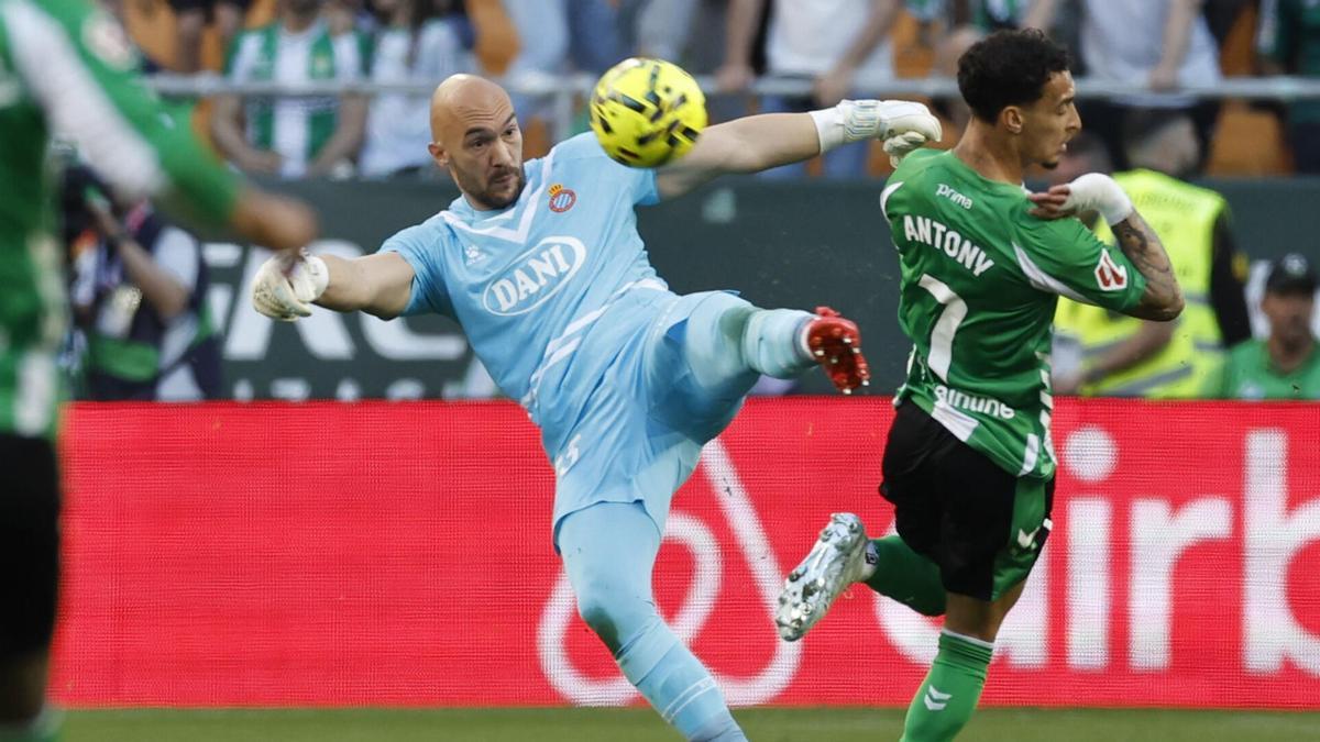 El Espanyol no gana pero mejora: los pericos resisten en Sevilla y arrancan un meritorio empate