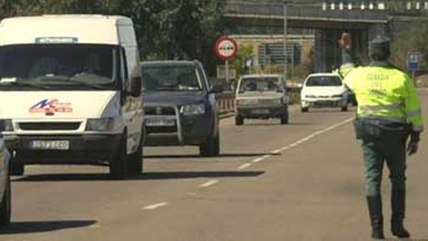 300 guardias civiles vigilan por la seguridad de los extremeños en las carreteras