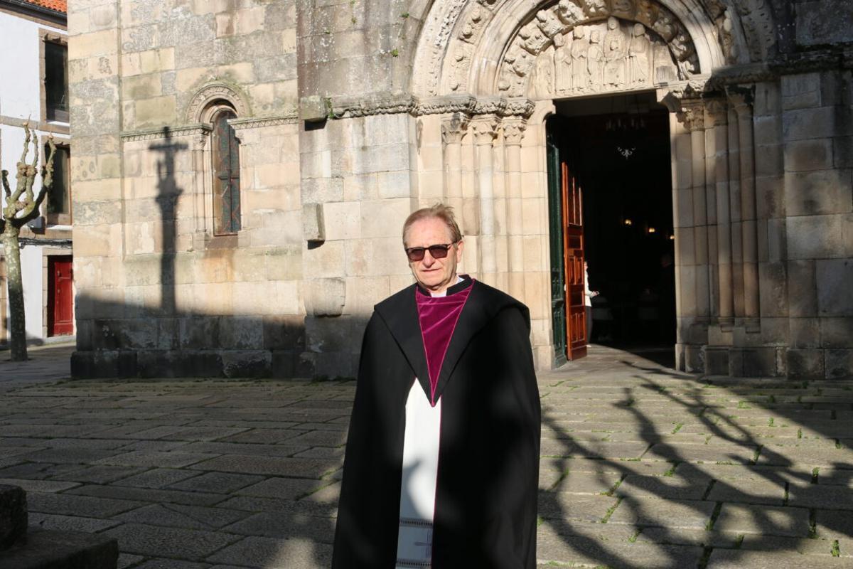 Severino Suárez ante la puerta de la Colegiata de Santa María del Campo.