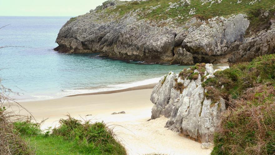 Playa de San Antonio, donde apareció el cadáver que se podría corresponder con el desaparecido en Llanes.