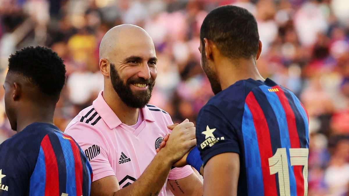 Aubameyang, con Higuaín antes de que comenzase el partido