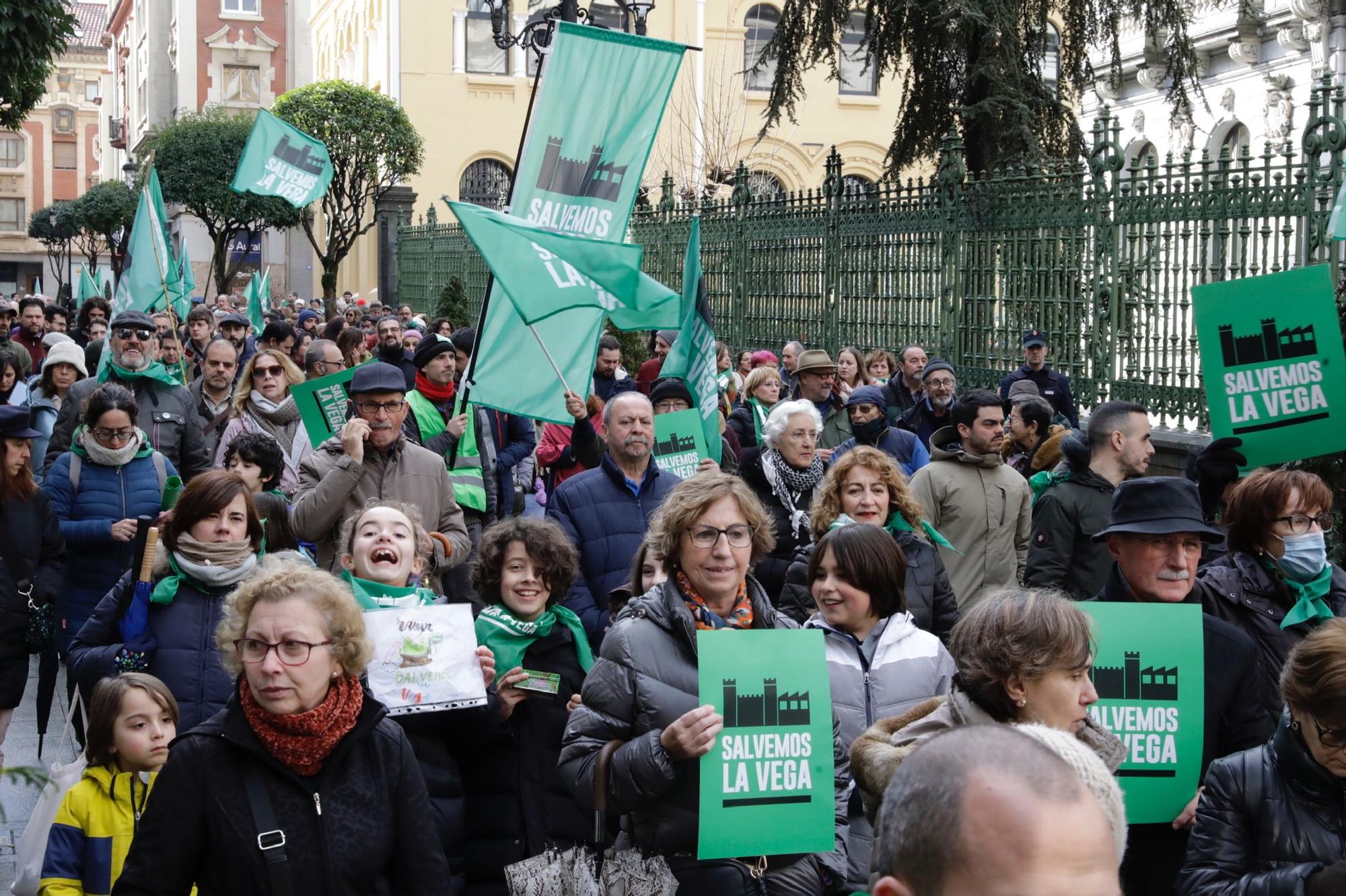 "La Vega no se vende, La Vega se defiende": así fue la concentración de Salvemos La Vega en Oviedo