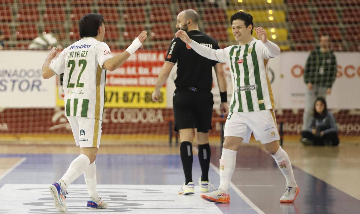 Titi del Rey y Víctor Castro celebran un gol.