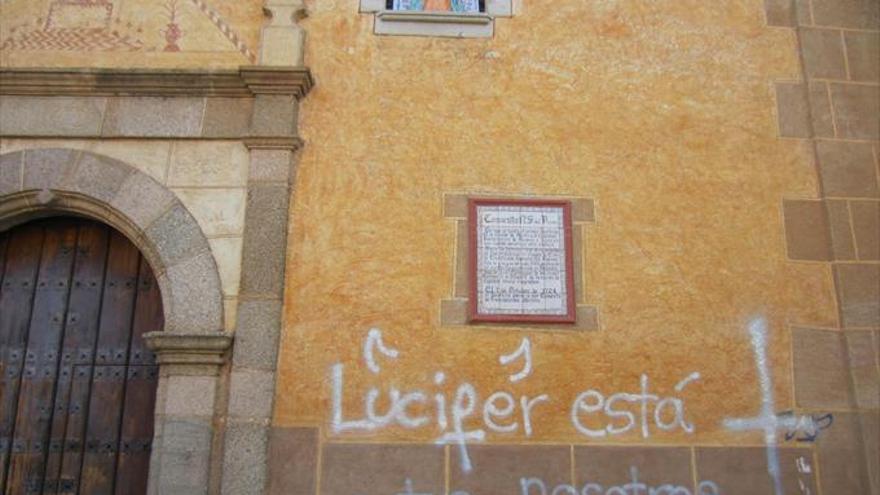 Denuncian actos vandálicos en la fachada del edificio del convento de Santa Clara