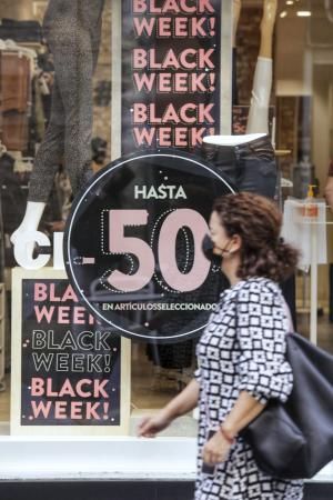 El Black Friday inunda los escaparates de las calles comerciales