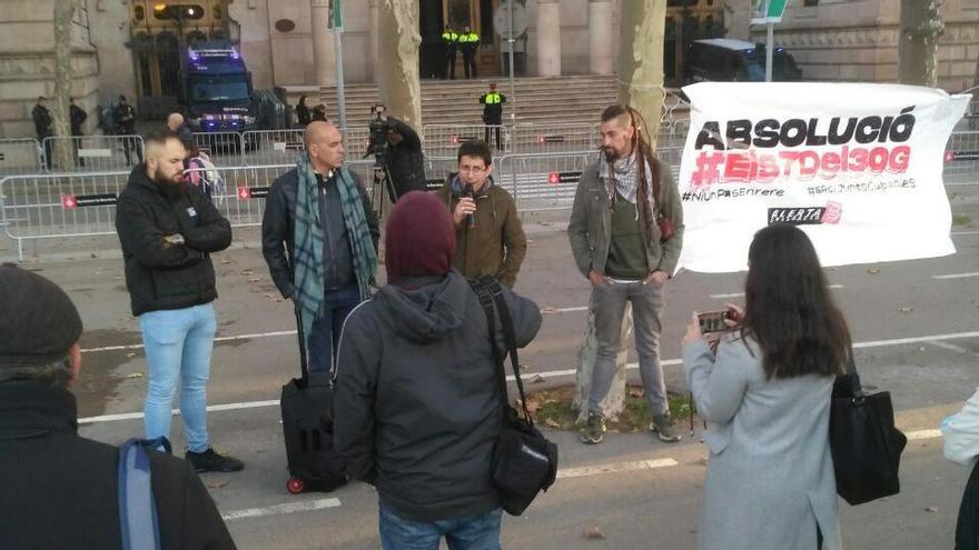 Alguns dels acusats (a la dreta el bagenc, Abel Aguilar) davant de l'Audiència Provincial de Barcelona el novembre de 2022