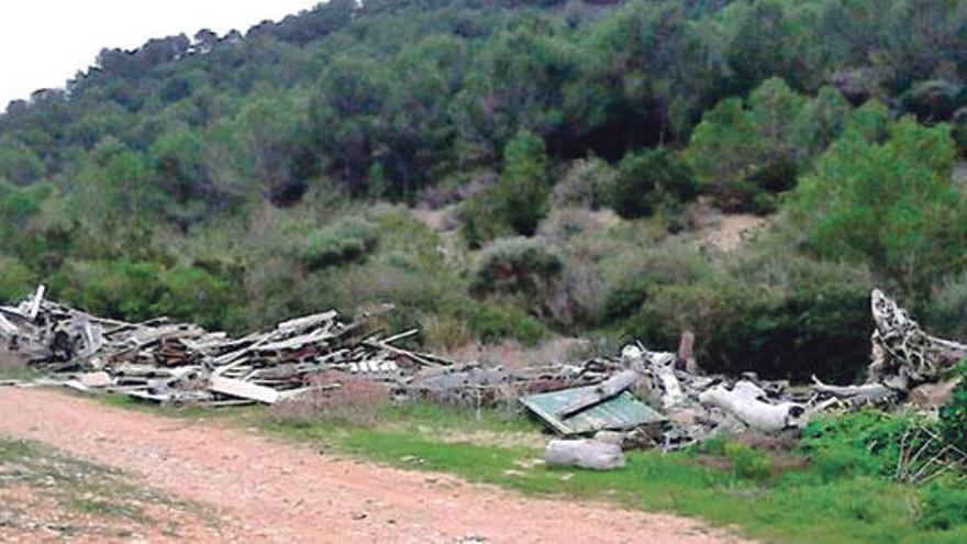 Escombros amontonados en Cabrera, el área con mayor protección de Balears.