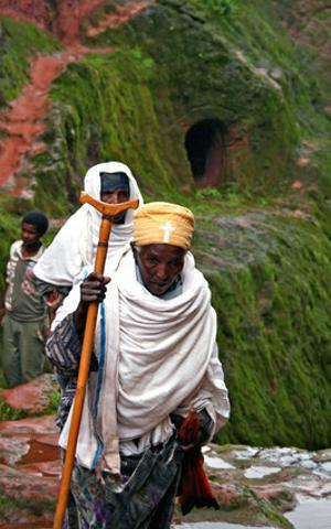 Una monja a Lalibela, on les esglésies estan cavades a les roques.